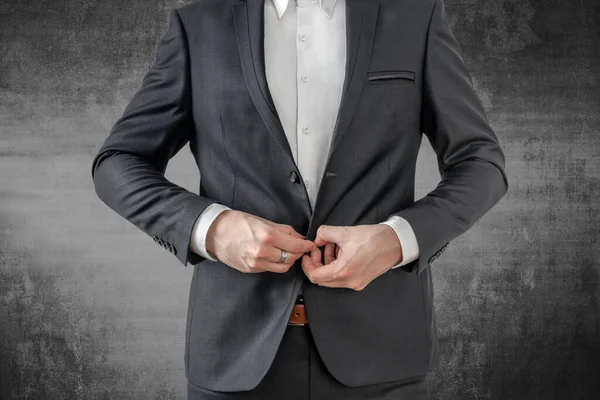 Elegante Hombre Guapo Traje Botón Hasta Pared Sucia Hormigón —  Fotos de Stock