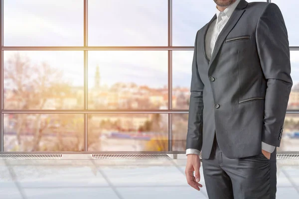 Hombre Traje Caro Personalizado Elegante Medida Posando Oficina —  Fotos de Stock