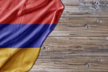 Tahta desenli, Ermenistan bayraklı eski masa tahtası.