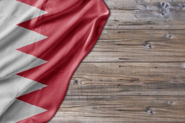 Tahta desenli Bahreyn bayraklı eski masa tahtası