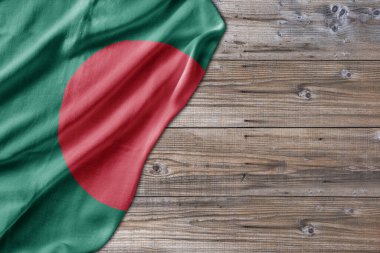 Tahta desenli, Bangladeş bayraklı eski masa tahtası.