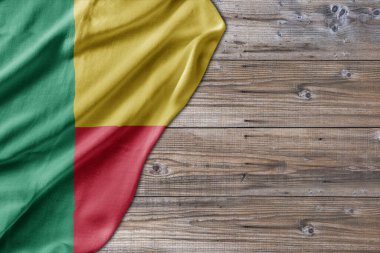 Tahta desenli, Benin bayrağı olan eski bir masa tahtası.