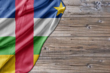 Orta Afrika Cumhuriyeti bayrağı taşıyan eski ahşap desenli masa tahtası.