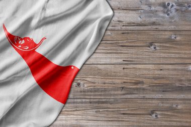 Tahta desenli, Ester Adası bayrağı olan eski bir masa tahtası.