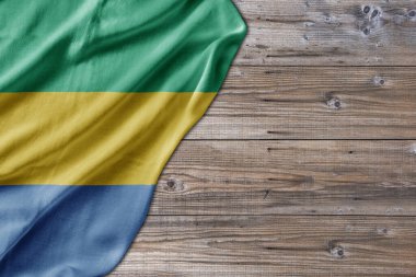 Ahşap desenli, Gabon bayraklı eski masa tahtası.