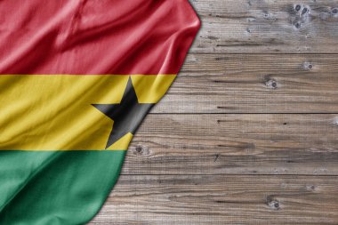 Tahta desenli Gana bayraklı eski bir masa tahtası.