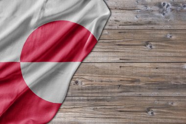 Tahta desenli, Grönland bayrağı olan eski bir masa tahtası.