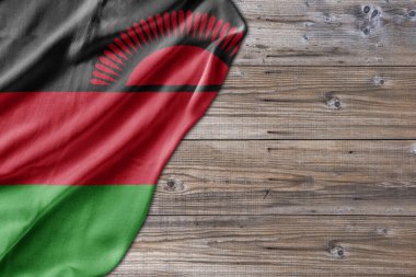 Ahşap desenli, Malawi bayraklı eski bir masa tahtası.