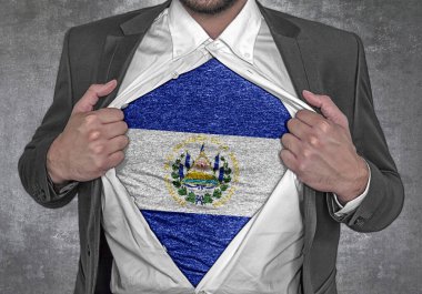 İş adamı El Salvador 'un tişörtünü yırttı. 