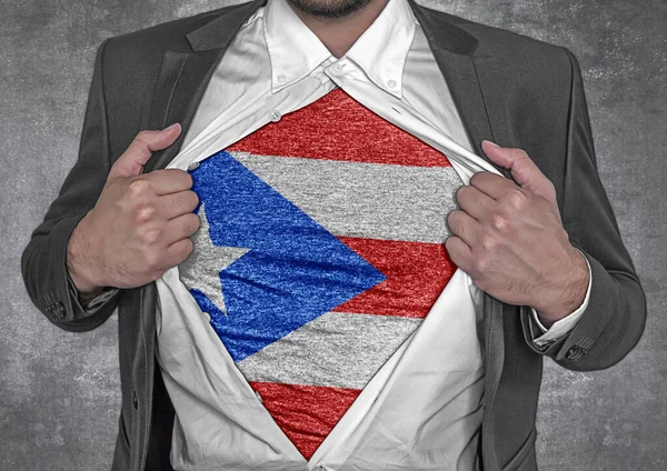 기사보기 사업가가 푸에르토리코의 티셔츠 깃발을 펼치는 — 스톡 사진