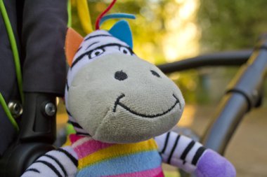 Yumuşak oyuncak bebek arabası üzerinde