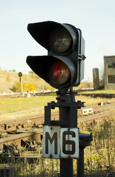 信号は 現代の貨物鉄道の赤い信号を示しています 赤色光 — ストック写真