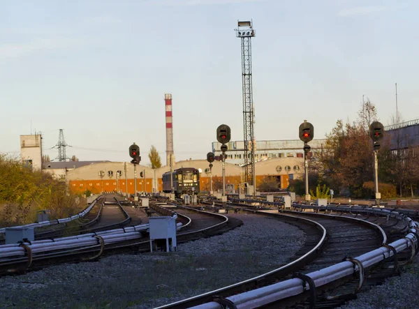 Çok sayıda demiryolu parça ve deposunda pistlerde elektrik donatımı