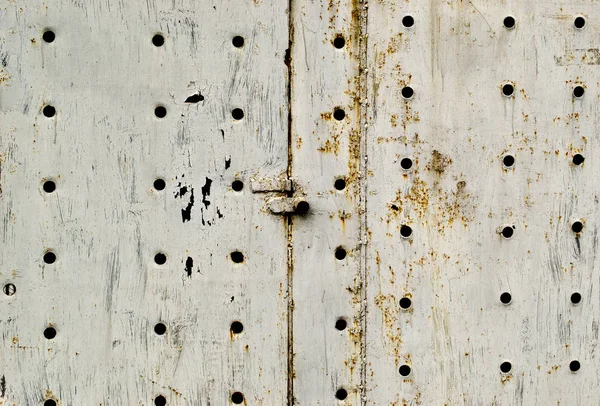 Rusty Iron gate birçok küçük delikler görüntü ile