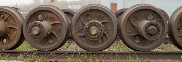 旧的备用铁路车轮在车轴上的维修车间图像 — 图库照片