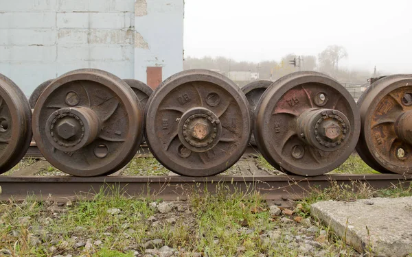 Старий Запасні Залізничних Коліс Осі Майстерні Ремонт Зображення — стокове фото