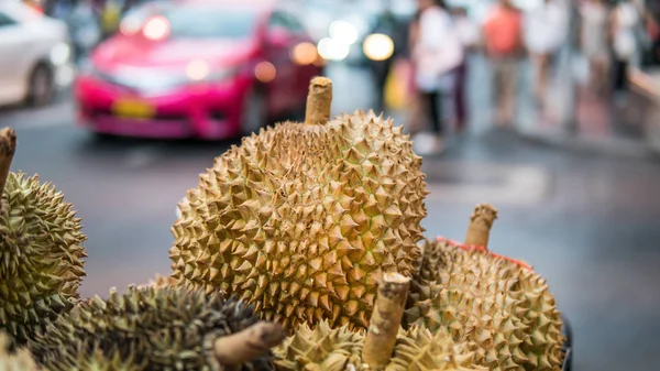 Durians Asya pazarına yakın çekim içinde. Durian üzerinde bir sepeti meyve satışı — Stok fotoğraf