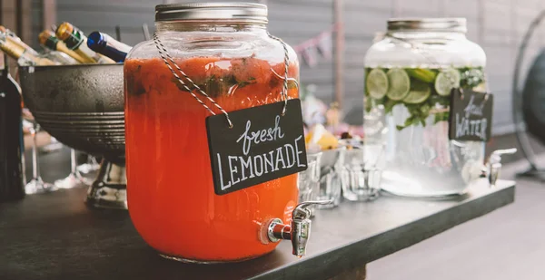 Strawberry lemonade in a glass jar. Refreshing summer drinks close-up — Stock Photo, Image