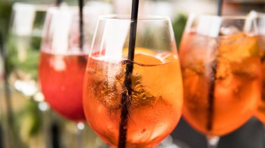  Narenciye Soğuk alkol içki Aperol Spritz yakın çekim yaz