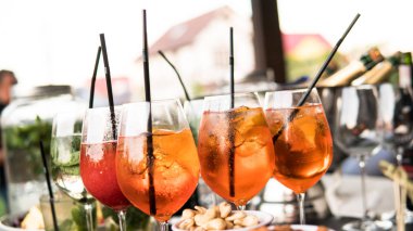 kokteyl Aperol spritz yakın çekim hazırlanması süreci.