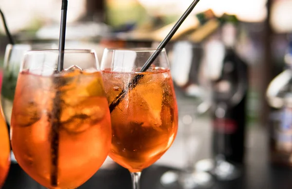  kokteyl Aperol spritz yakın çekim hazırlanması süreci.