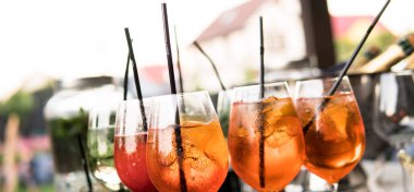  kokteyl Aperol spritz yakın çekim hazırlanması süreci.