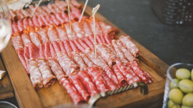 sosis ve et keser bir ahşap tahta yakın çekim. 