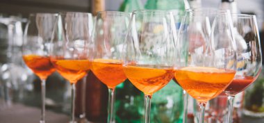  kokteyl Aperol spritz yakın çekim hazırlanması süreci.