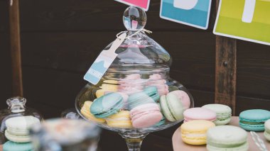 renkli Fransızca macaroons bir büfe masada. Geleneksel macaroons yakın çekim.