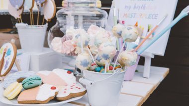  Çocuk çizim açık havada. Keçeli kalem ve suluboya çizimi için