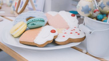  bir çocuk partisi, bir çocuk partisi pişirme, pişirme. Bademli kurabiye, sırlı zencefilli, renkli kek, kek hapları ile