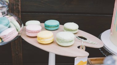 Bir çocuk partisinde kurabiyeler, kurabiyeler, zencefilli kurabiyeler..  