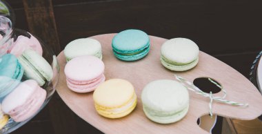 renkli Fransızca macaroons bir büfe masada. Geleneksel macaroons yakın çekim.