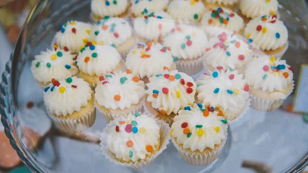  bir çocuk partisi, bir çocuk partisi pişirme, pişirme. Bademli kurabiye, sırlı zencefilli, renkli kek, kek hapları ile