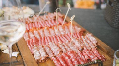 sosis ve et keser bir ahşap tahta yakın çekim. 