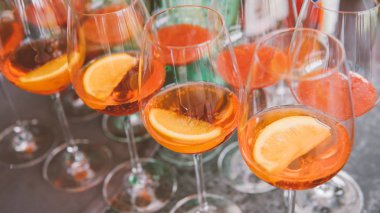  kokteyl Aperol spritz yakın çekim hazırlanması süreci.