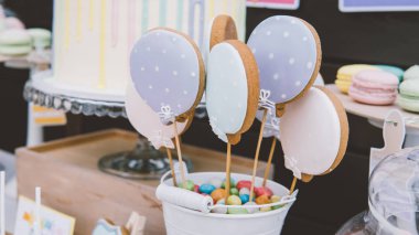 Bir çocuk partisinde kurabiyeler, kurabiyeler, zencefilli kurabiyeler..  