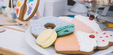 renkli Fransızca macaroons bir büfe masada. Geleneksel macaroons yakın çekim.