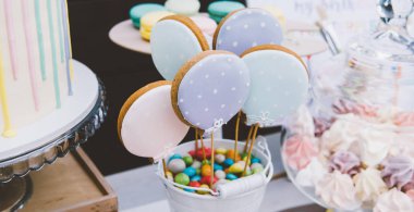 Bir çocuk partisinde kurabiyeler, kurabiyeler, zencefilli kurabiyeler..  