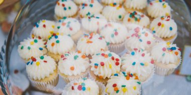  bir çocuk partisi, bir çocuk partisi pişirme, pişirme. Bademli kurabiye, sırlı zencefilli, renkli kek, kek hapları ile