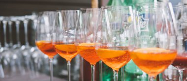  kokteyl Aperol spritz yakın çekim hazırlanması süreci.