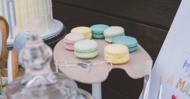 Bir çocuk partisinde kurabiyeler, kurabiyeler, zencefilli kurabiyeler..  