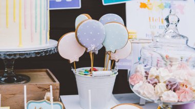 Bir çocuk partisinde kurabiyeler, kurabiyeler, zencefilli kurabiyeler..  