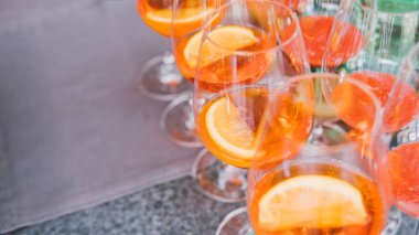  kokteyl Aperol spritz yakın çekim hazırlanması süreci.