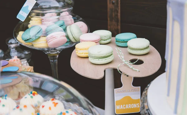 renkli Fransızca macaroons bir büfe masada. Geleneksel macaroons yakın çekim.