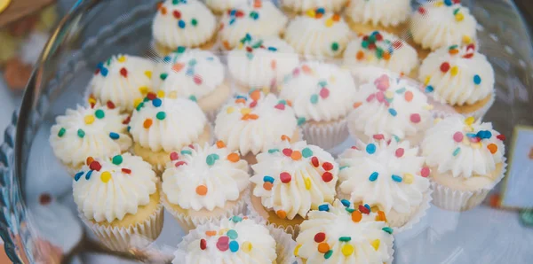  bir çocuk partisi, bir çocuk partisi pişirme, pişirme. Bademli kurabiye, sırlı zencefilli, renkli kek, kek hapları ile