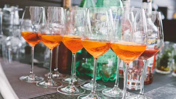  Narenciye Soğuk alkol içki Aperol Spritz yakın çekim yaz