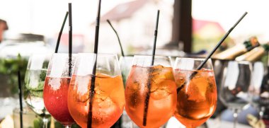 Aperol spritz yakın çekim. Yaz partisi kokteyler 