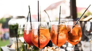 Aperol spritz yakın çekim. Yaz partisi kokteyler 