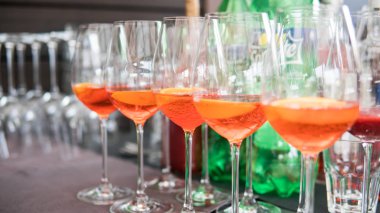 Aperol spritz yakın çekim. Yaz partisi kokteyler 